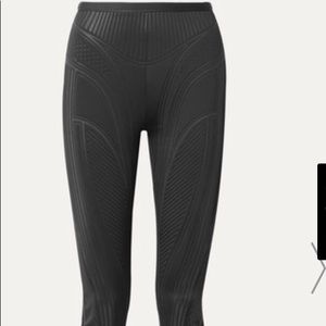 Embossed neoprene skinny stirrup pants